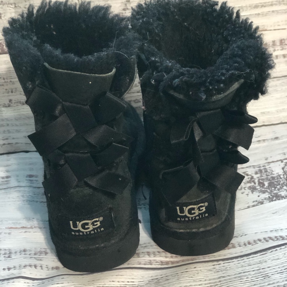 Bow back Toddler Size 9 Uggs